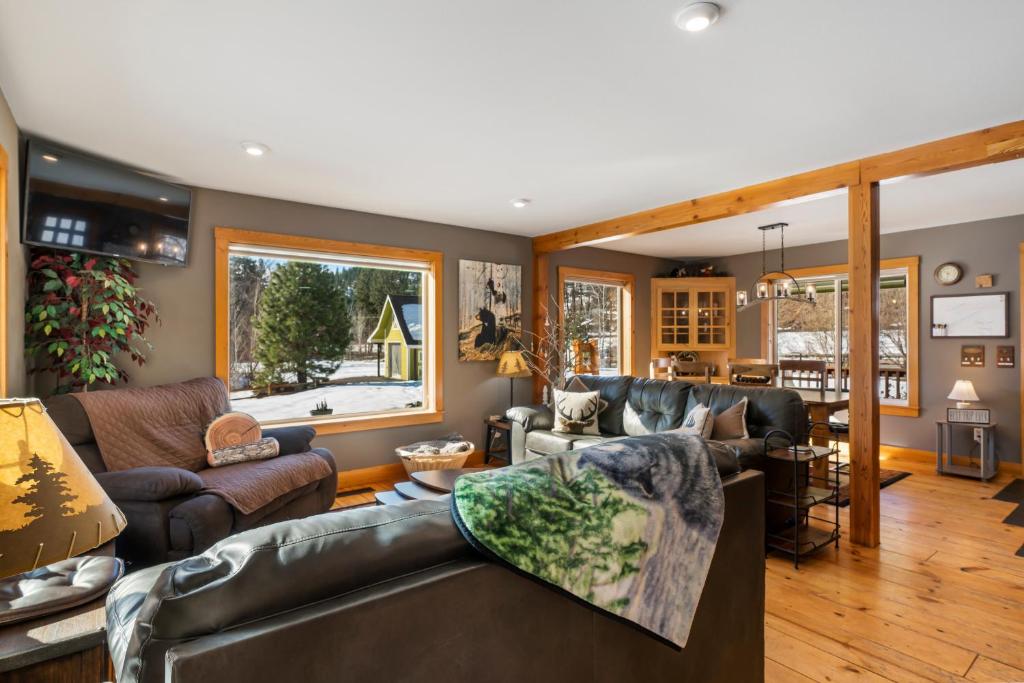 WANDER INN, 4 Bedroom 2 Bath, 5 Min to Downtown, Custom Home photo 4