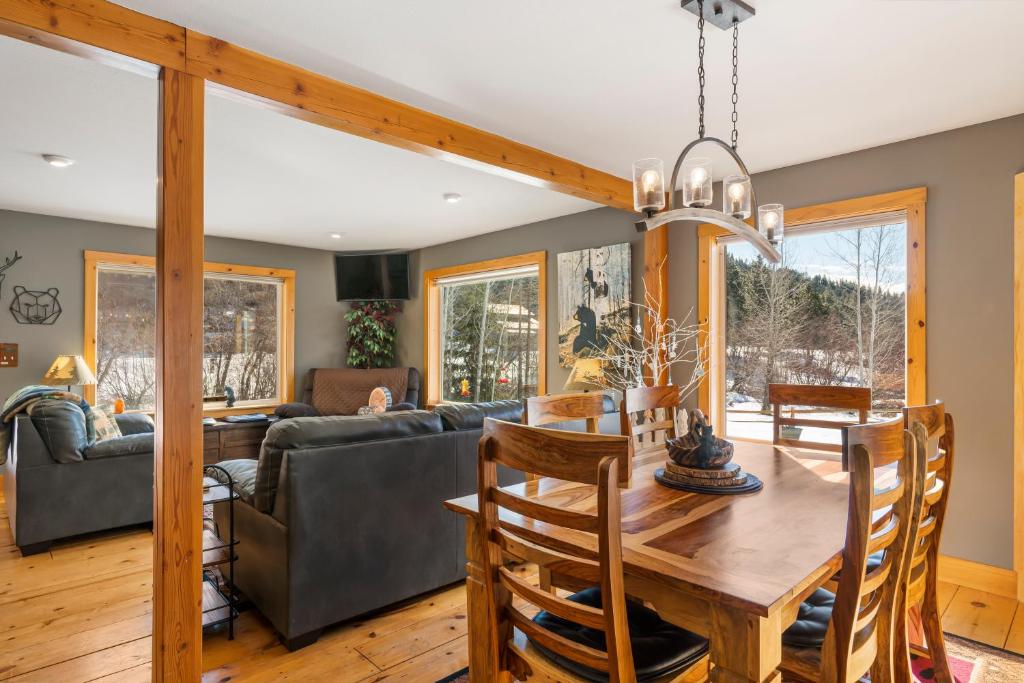 WANDER INN, 4 Bedroom 2 Bath, 5 Min to Downtown, Custom Home photo 1
