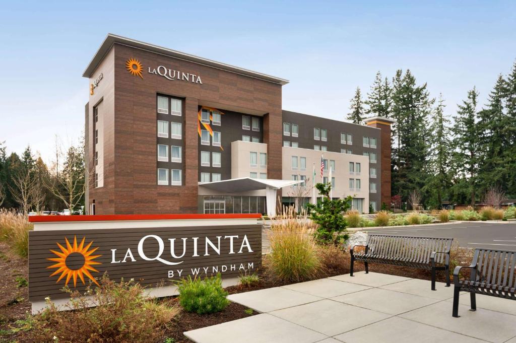 La Quinta Inn & Suites by Wyndham Marysville photo 2
