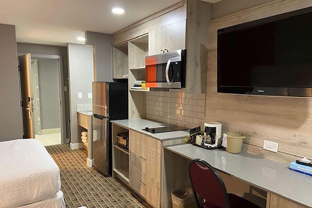 Ramada by Wyndham Medicine Hat photo 1