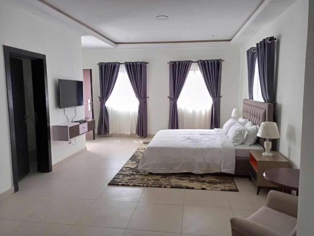 Lovely 4 bedroom house with pool, gym, wifi and 24hrs power photo 4