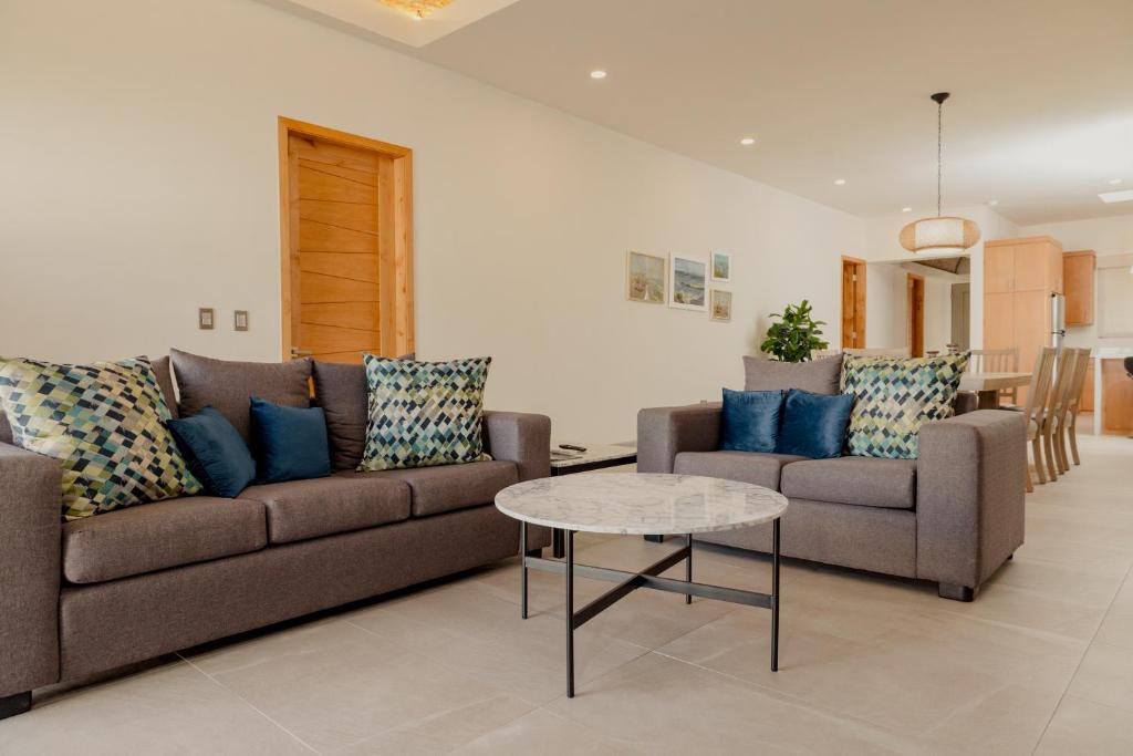 Brand new home with heated pool photo 3