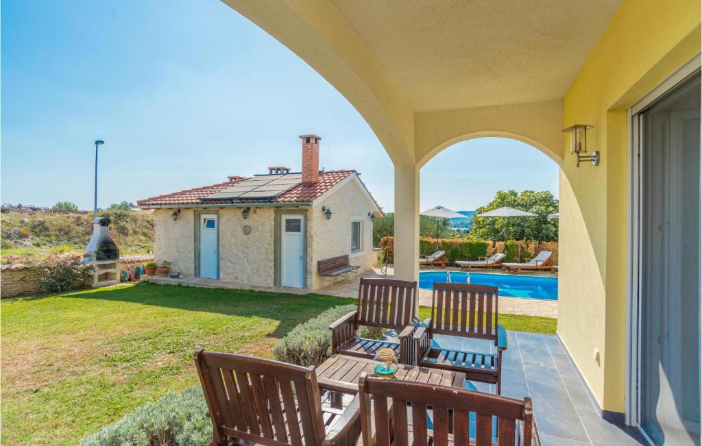 Nice Home In Turanj With 8 Bedrooms, Wifi And Outdoor Swimming Pool photo 1