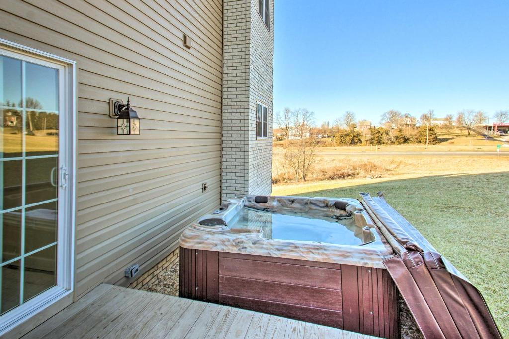 Harrisonburg Retreat with Hot Tub about 2 Mi to JMU photo 1