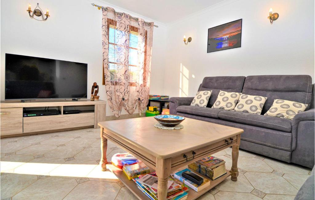 Awesome Home In Saint Quentin La Poter With Wifi And 3 Bedrooms photo 2