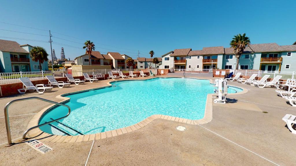 AH-B104 Newly Remodeled Ground Floor Condo, Overlooking PoolHot Tub photo 2