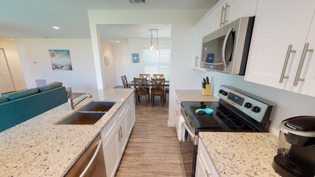 AH-B104 Newly Remodeled Ground Floor Condo, Overlooking PoolHot Tub photo 1