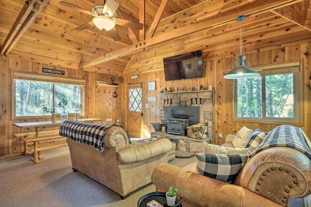 Cozy Cabin about 3 Mi to Big Trees State Park!