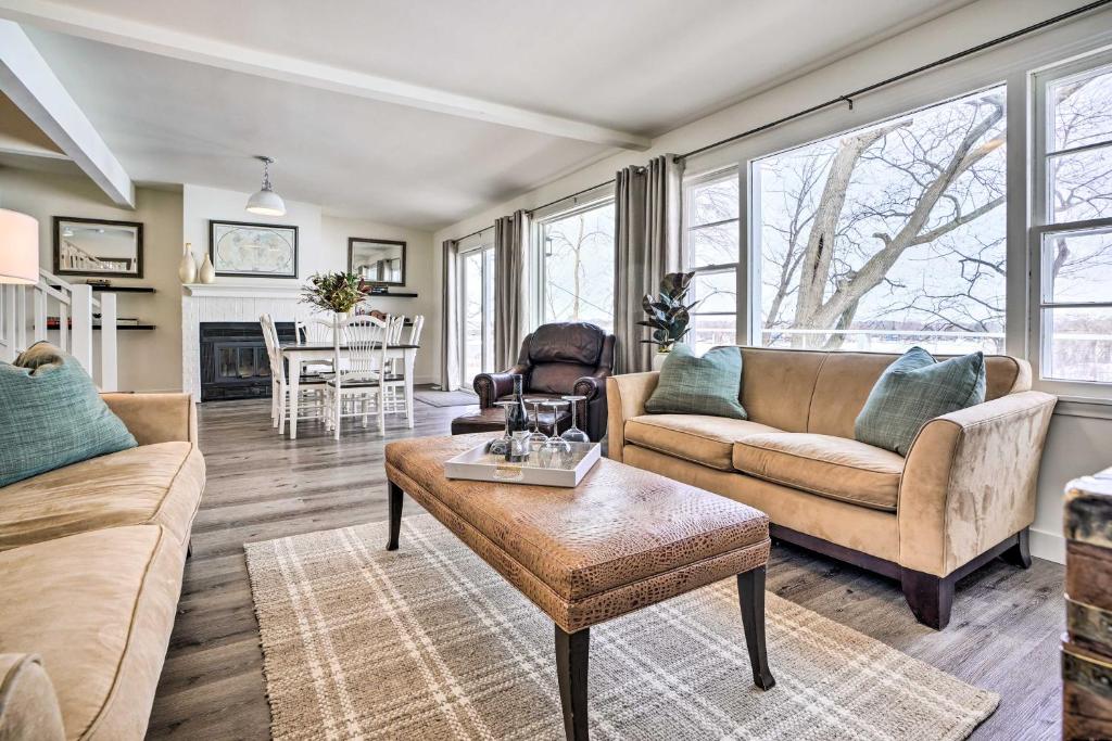 Cozy Plymouth Cottage with Medicine Lake View! photo 4