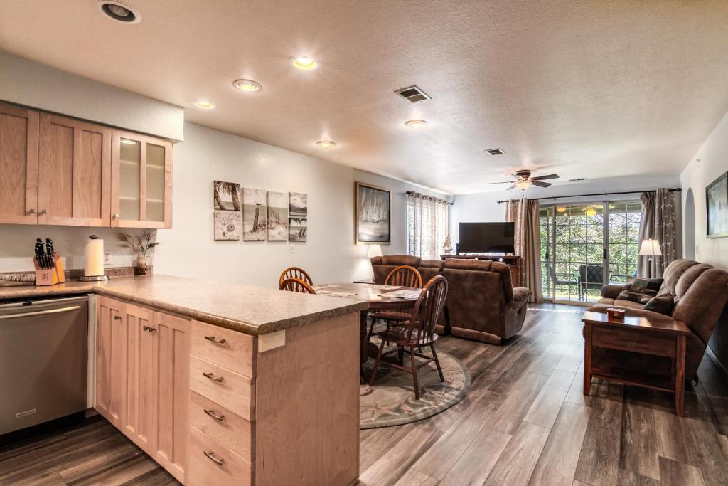 Quiet and Serene Condo in Branson image