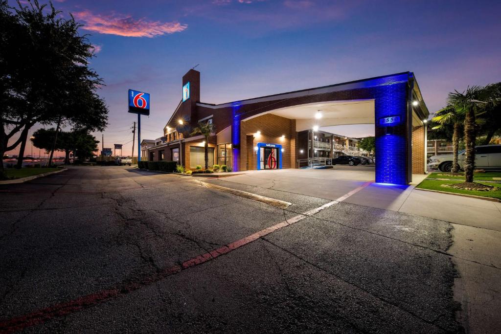 Motel 6-Plano, TX - Plano Northeast photo 1