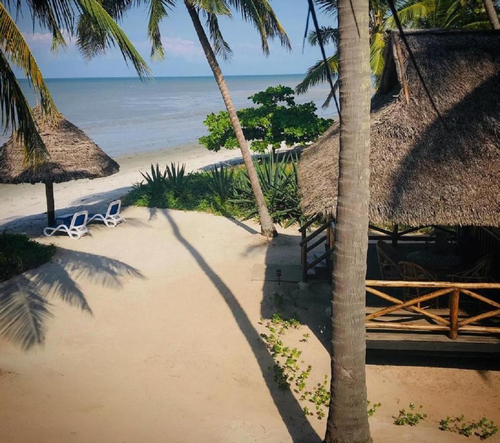 Barry's Beach Resort photo 1
