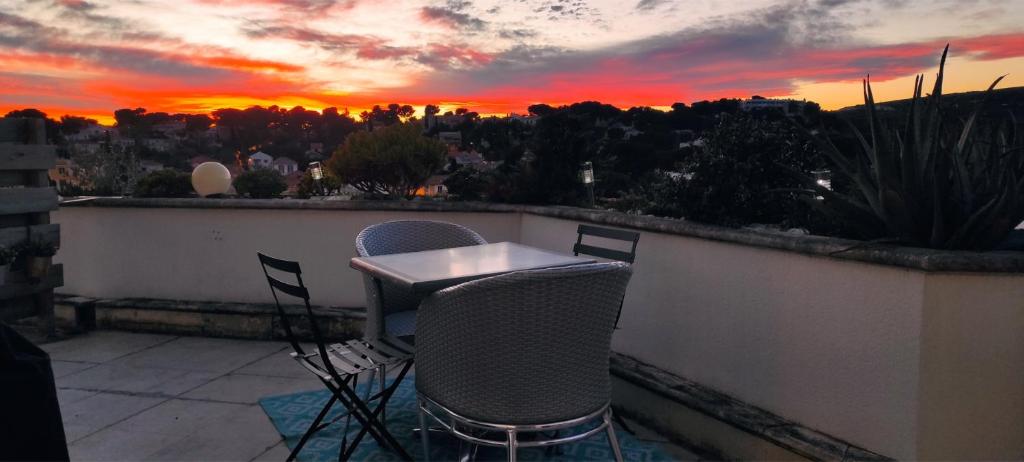 grand studio terrasse de standing vue mer et village photo 3