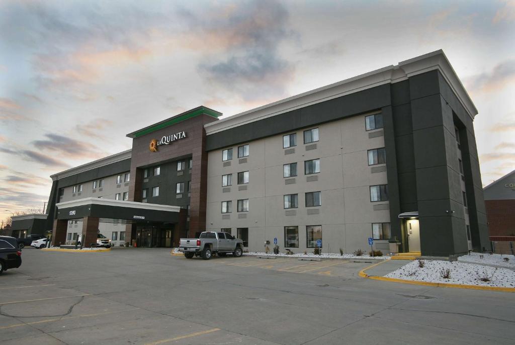 La Quinta Inn & Suites by Wyndham Des Moines West Clive image