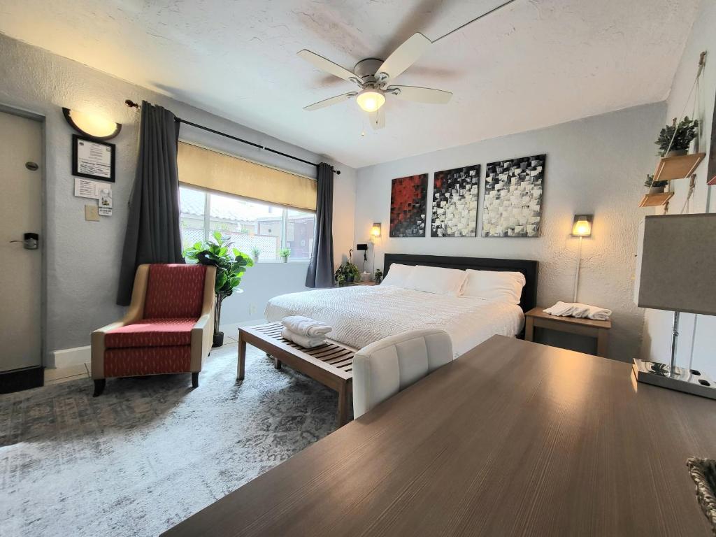 Barefoot Mailman Inn & Suites image