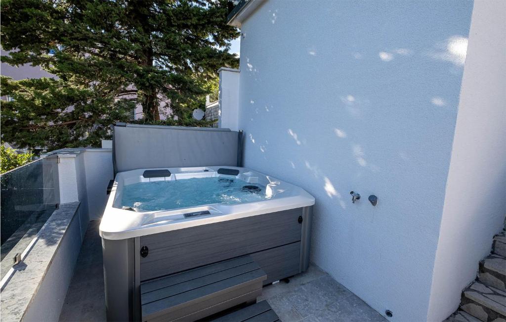 Awesome Apartment In Ribarica With Jacuzzi, 2 Bedrooms And Wifi photo 2