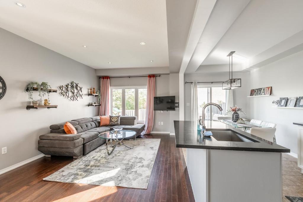 Luxury 3BR 2BA Townhome with Private HOT TUB, Gym, BBQ by GLOBALSTAY