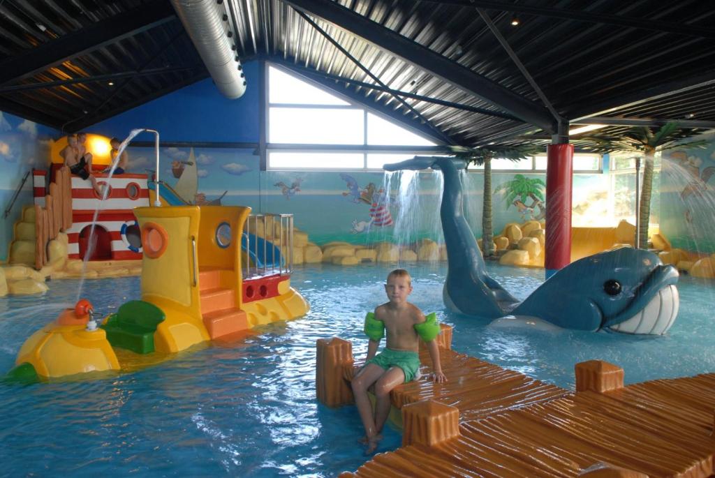 Kajuit423 6pers 5sterren vakantiepark Bergumermeer aan het water in Friesland met zwembad photo 4
