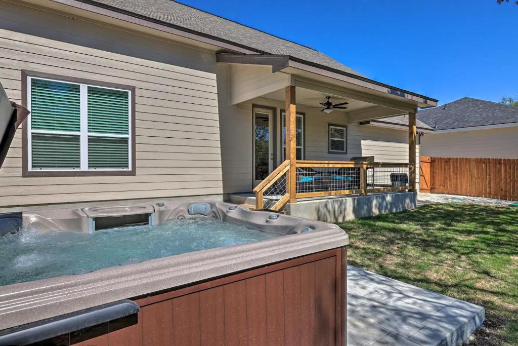 Convenient Cute Cottage Hot Tub Fire Pit Sleeps 6 photo 4