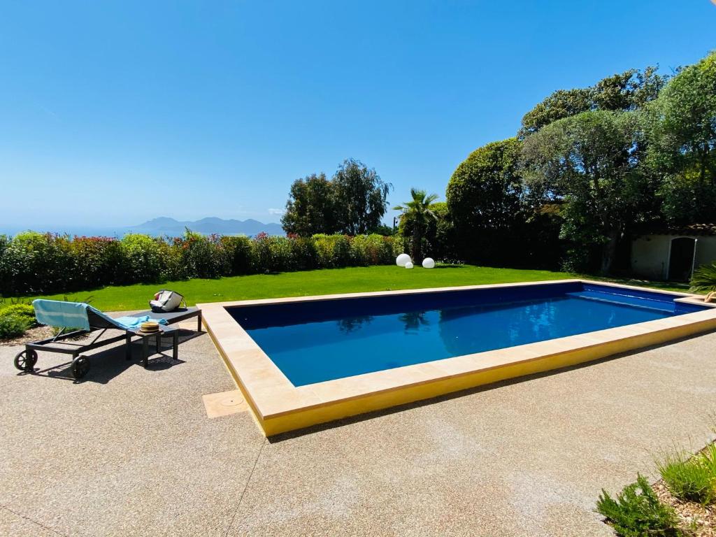 Luxury villa in Cannes with swimming pool & sea view photo 4