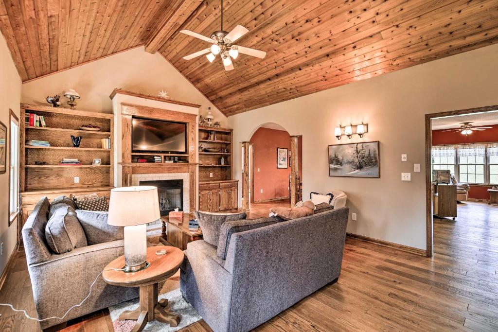 Pet-Friendly Abingdon Abode with Yard and Grill! photo 3