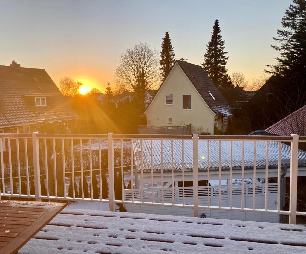 Gemütliche Wohnung mit Sonnenterrasse im blauen Holzhaus photo 2