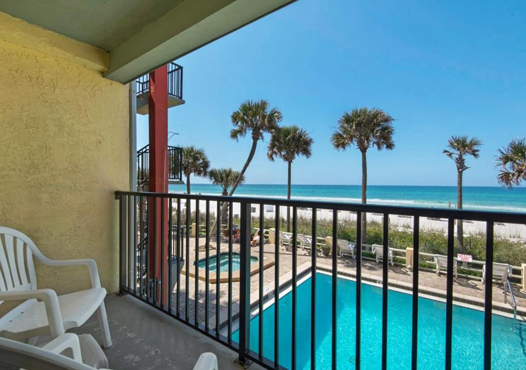 Ramada by Wyndham Panama City Beach / Beachfront photo 2