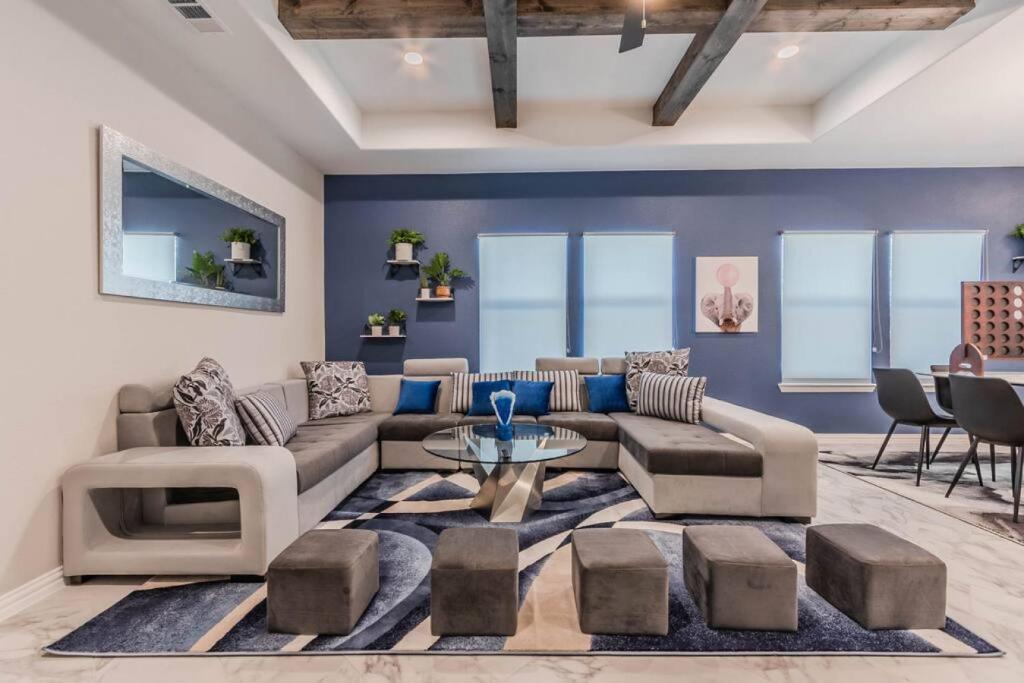 Modern 4 BR Near Downtown, Zoo photo 2