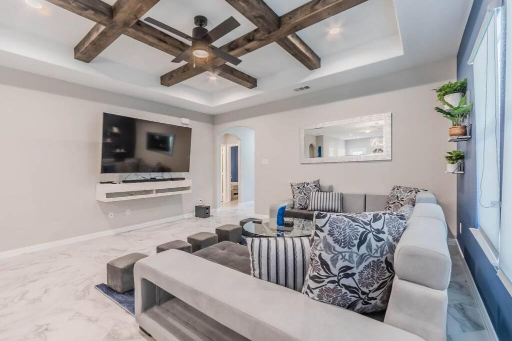 Modern 4 BR Near Downtown, Zoo photo 3