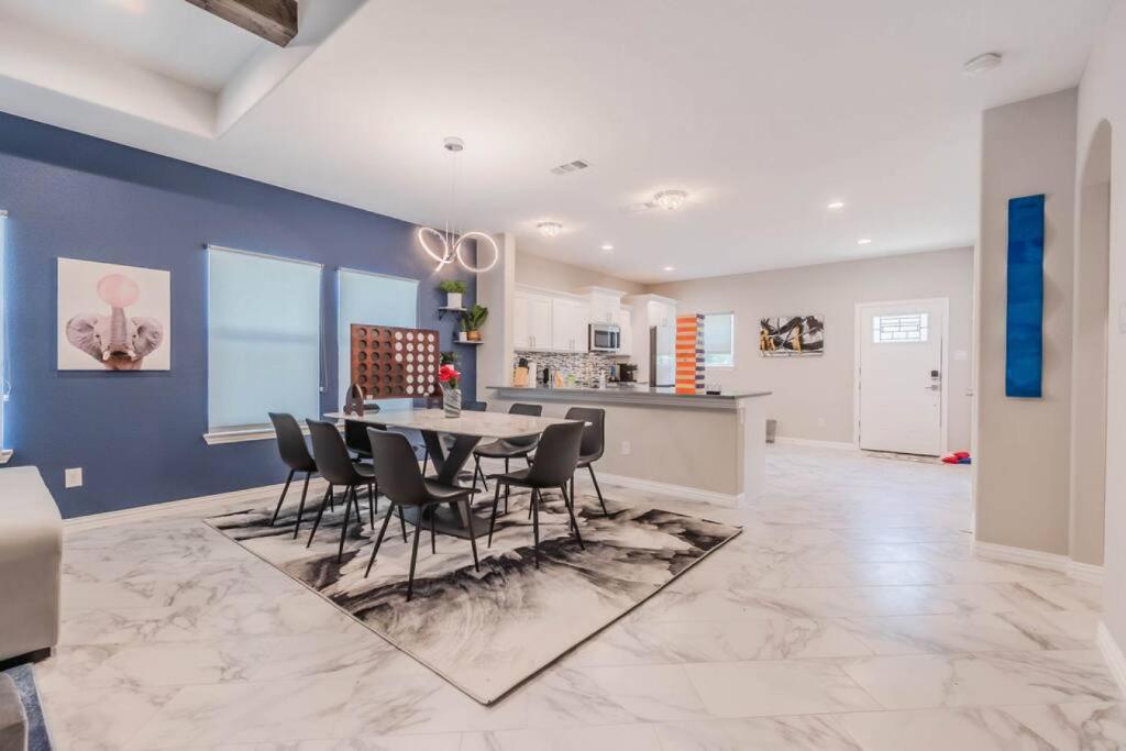 Modern 4 BR Near Downtown, Zoo photo 4