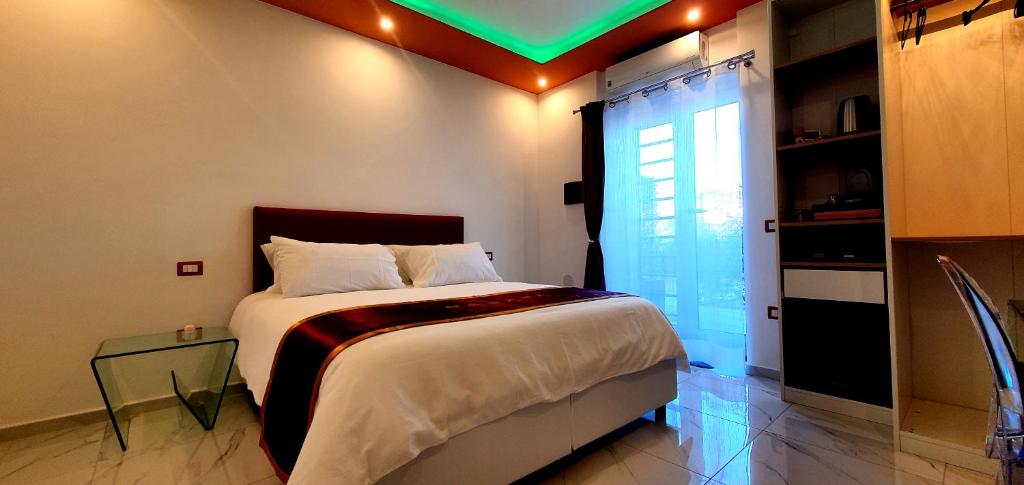 Ercolano Luxury Suite - Tap to explore photos