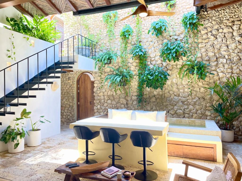 NEW PRIVATE 3 bedroom CASA in the old city with ensuite bathrooms and plunge pool photo 1