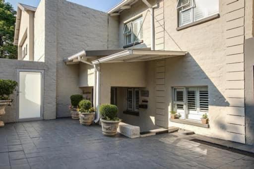 37 Alexandra Avenue, Self Catering Executive Apartment No load shedding and water outages photo 2