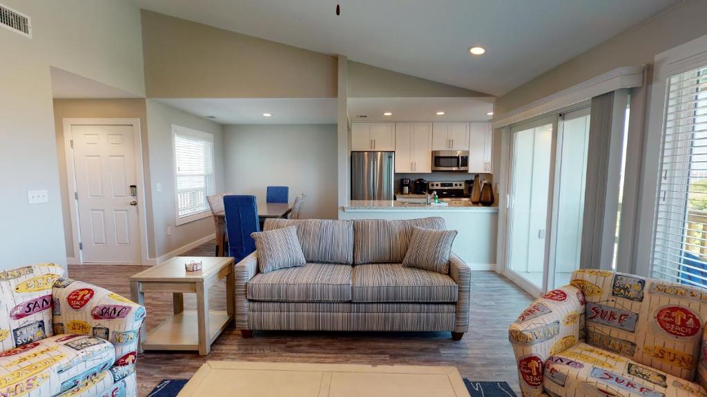 AH-K239 Newly Remodeled Second Floor Condo With Bay View, Shared Pool photo 2