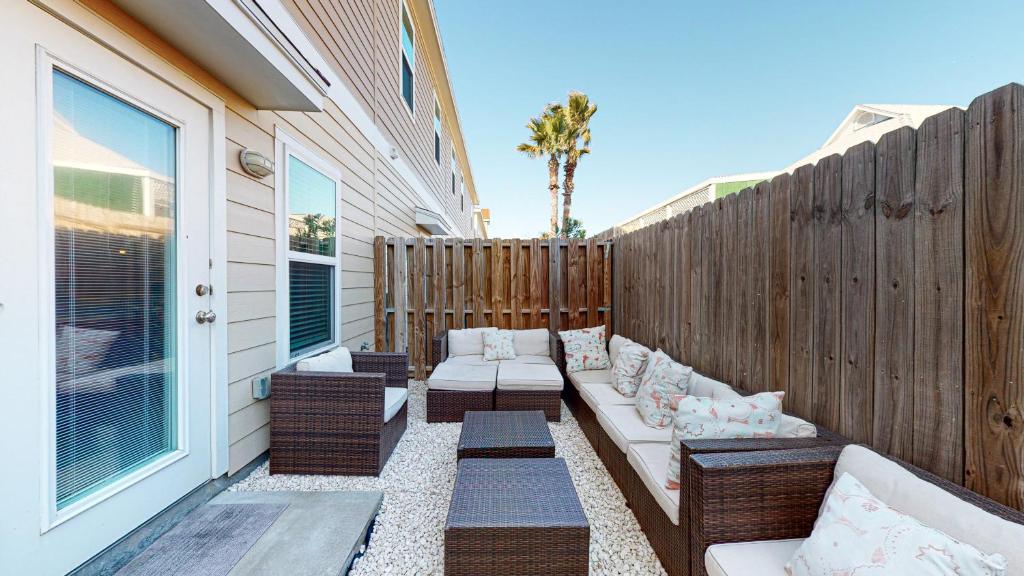 BC508 Townhome with Beach Inspired Decor, Heated Pool with Water Slide photo 1