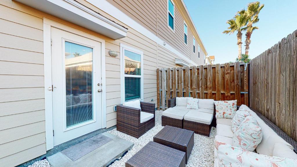 BC508 Townhome with Beach Inspired Decor, Heated Pool with Water Slide photo 2