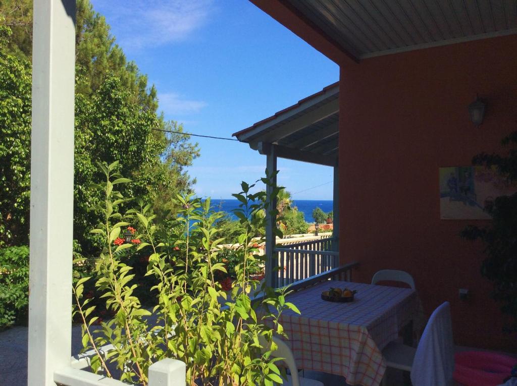 Mihaila seaside: 2 bedroom bungalows Kefalonia photo 1
