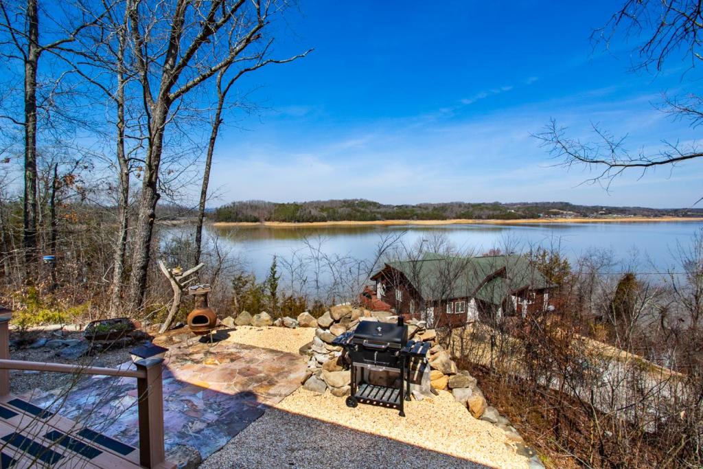 The Lookout - Lake View, Hot Tub and Grill photo 3