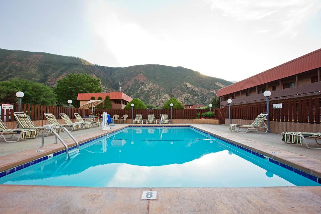 Glenwood Springs Cedar Lodge photo 1