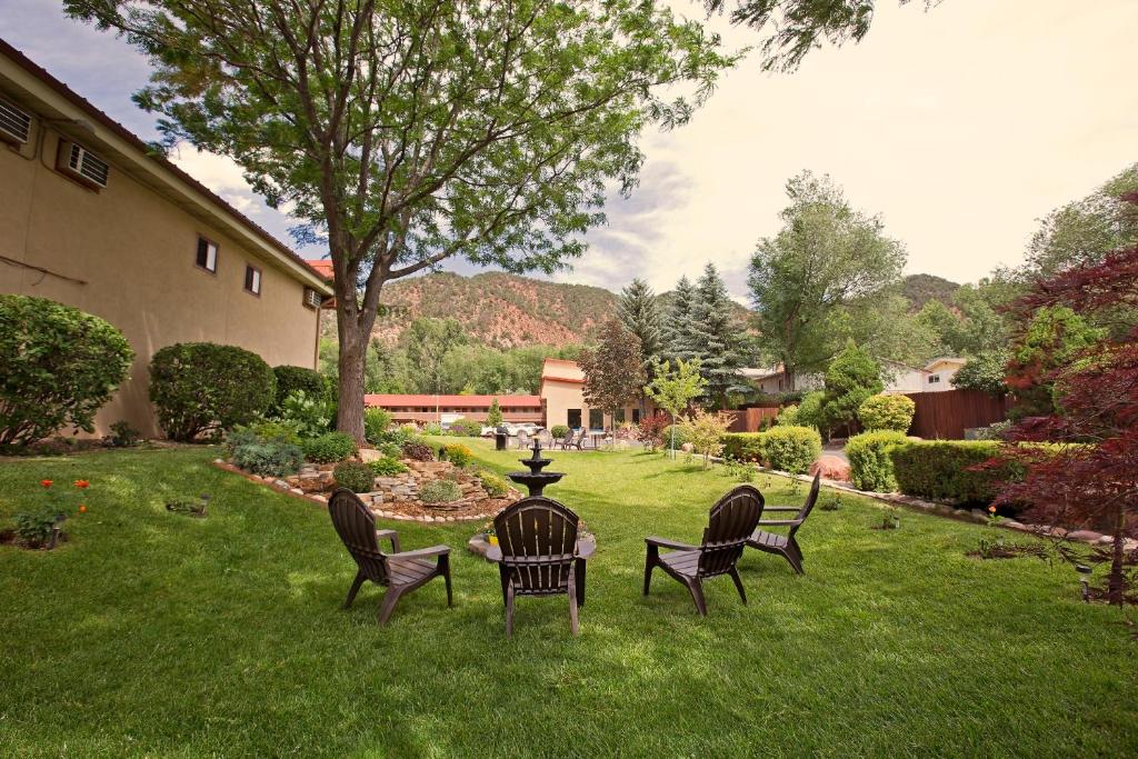 Glenwood Springs Cedar Lodge photo 3