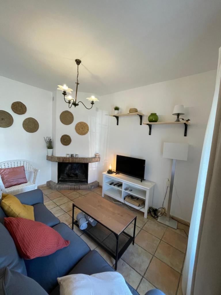 Agradable casa rural con chimenea en interior photo 1
