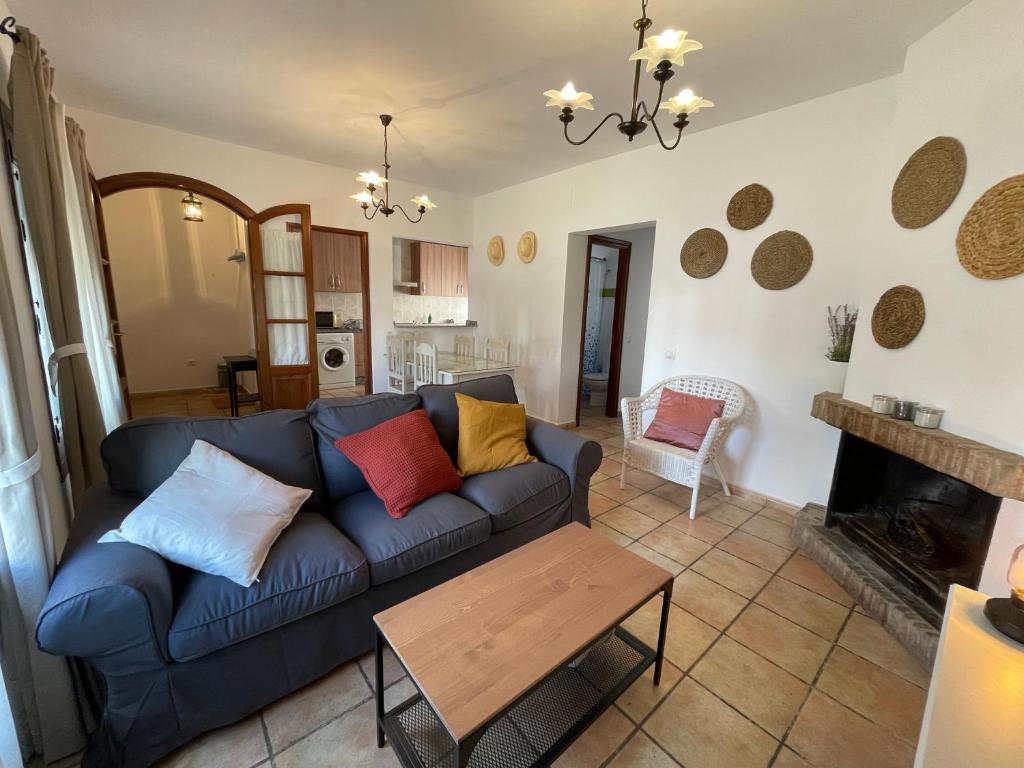 Agradable casa rural con chimenea en interior photo 2