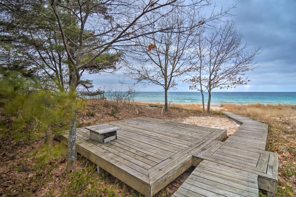 Idyllic Northport Cottage, Walk to Lakeside! photo 2