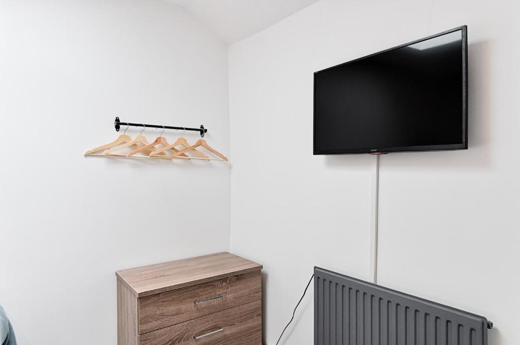 3 Bed - Smart TVs - Morriston Hospital - Ideal for Contractors - Tap to explore photos