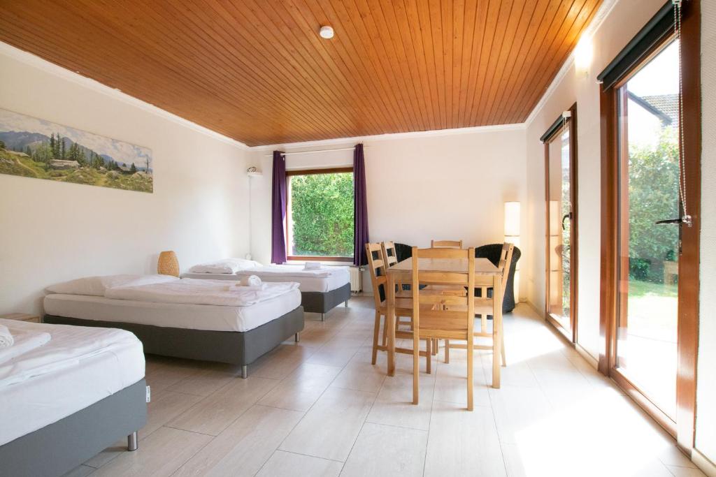 Tolstov House - 6 Room Villa with Garden - 15min Messe DUS photo 4