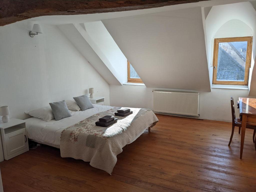 La Licorne - Renovated Townhouse in St Gengoux photo 2