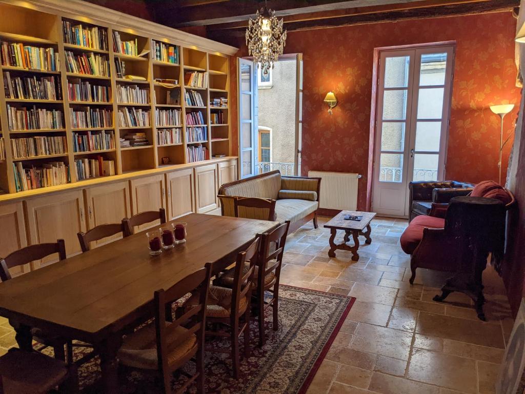 La Licorne - Renovated Townhouse in St Gengoux photo 3