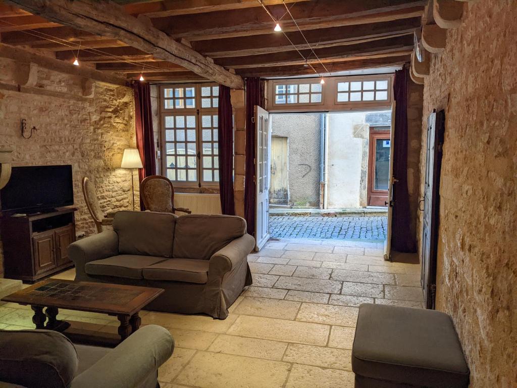 La Licorne - Renovated Townhouse in St Gengoux photo 4