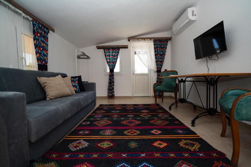 ESQUIRE HOTELS and LOUNGES photo 1