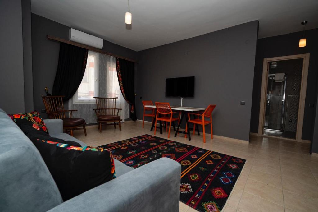 ESQUIRE HOTELS and LOUNGES photo 4